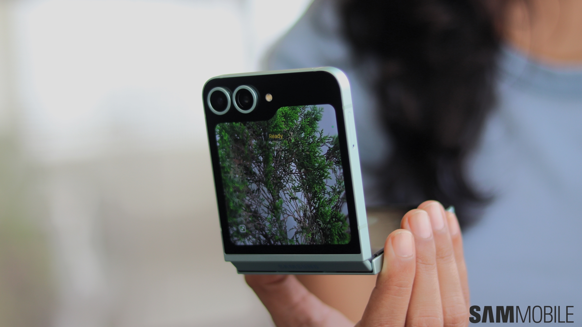 a half-unfolded galaxy z flip 6